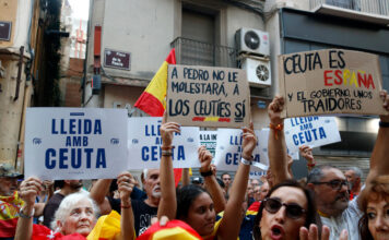 Dues manifestacions contràries per Ceuta omplen l’Eix Comercial de Lleida enmig d’una forta presència policial