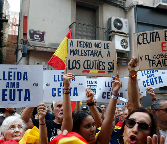 Dues manifestacions contràries per Ceuta omplen l’Eix Comercial de Lleida enmig d’una forta presència policial