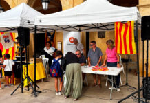 Mollerussa reparteix més de 200 senyeres per fer la Diada Nacional més participativa