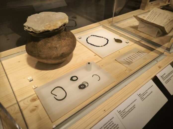 Diverses peces arqueològiques i objectes funeraris formen part de l’exposició «Viure la mort», que es podrà visitar al Museu de la Noguera de Balaguer del 30 d’octubre de 2026 al 31 de gener de