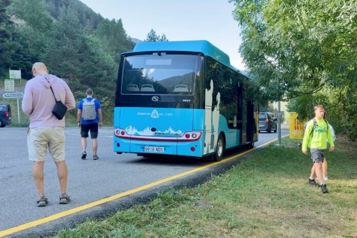 El bus del Parc Nacional d'Aigüestortes a la parada
