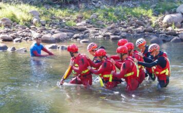 Els Bombers practiquen rescats en aigües vives al Segre i demanen “mobilitat zero” en episodis d’inundacions