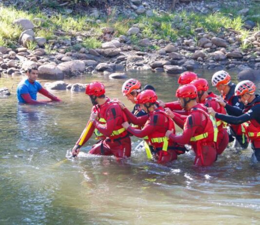 Els Bombers practiquen rescats en aigües vives al Segre i demanen “mobilitat zero” en episodis d’inundacions