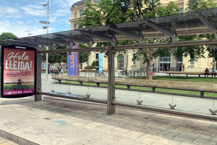 Espai publicitari una marquesina d'autobusos de Lleida.