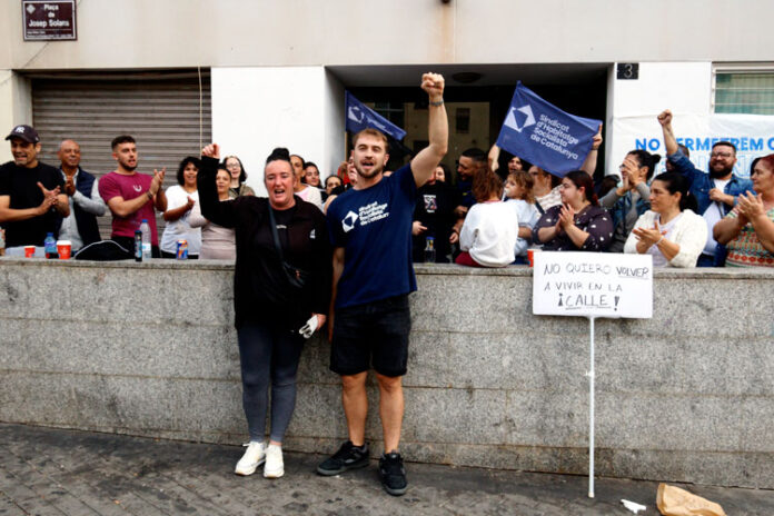 La-Vanesa-celebra-l'ajornament-del-desnonament-davant-de-casa-seva-a-Lleida.