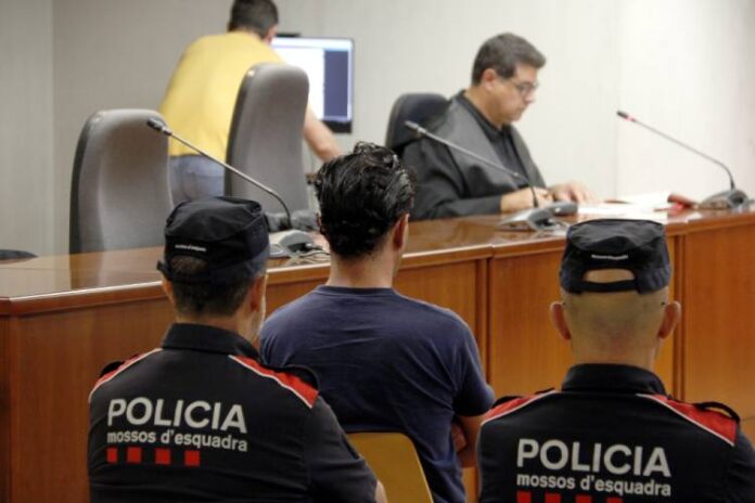 L'acusat d'agredir sexualment un noi a Lleida, durant el judici a l'Audiència de Lleida, custodiat pels Mossos d'Esquadra.