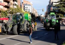 Un centenar de tractors es mobilitzen a Lleida contra l’encariment dels costos agraris