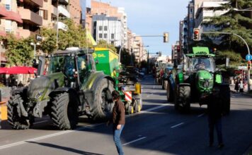Un centenar de tractors es mobilitzen a Lleida contra l’encariment dels costos agraris