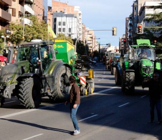 Un centenar de tractors es mobilitzen a Lleida contra l’encariment dels costos agraris