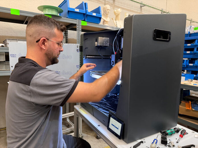 Un-treballador-connectant-circuits-en-una-impressora-3D-amb-IA-a-la-fàbrica-d'Ingroup-a-Lleida