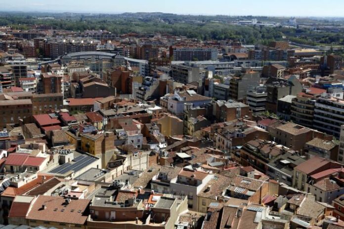 Una part del Centre Històric de Lleida vista des del turó de la Seu Vella, amb l'estació de trens i el parc de la Mitjana al fons.