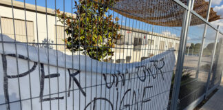 Alumnes d’un institut de Mollerussa protesten faltant a classe per la supressió de les colònies i sortides escolars