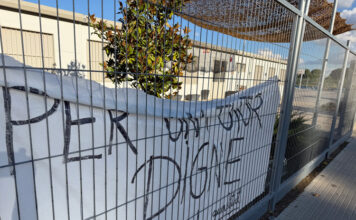 Alumnes d’un institut de Mollerussa protesten faltant a classe per la supressió de les colònies i sortides escolars