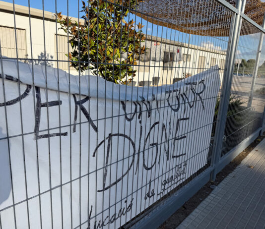 Alumnes d’un institut de Mollerussa protesten faltant a classe per la supressió de les colònies i sortides escolars